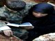 عکسی دردناک از قرآن خواندن همسر شهید